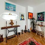 Art With Treasure Hunt, Free Parking & Self Check-in *