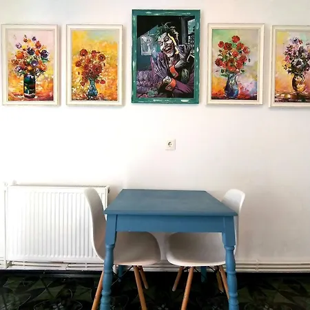 Live In An Art Gallery - Location