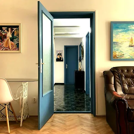 Apartment Live In An Art Gallery - Location *