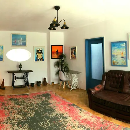 Live In An Art Gallery - Location Apartment *