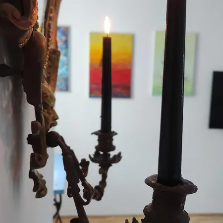 Live In An Art Gallery - Location Apartment