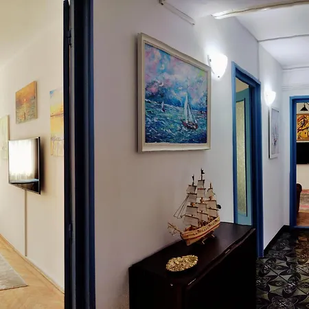 Live In An Art Gallery - Location *