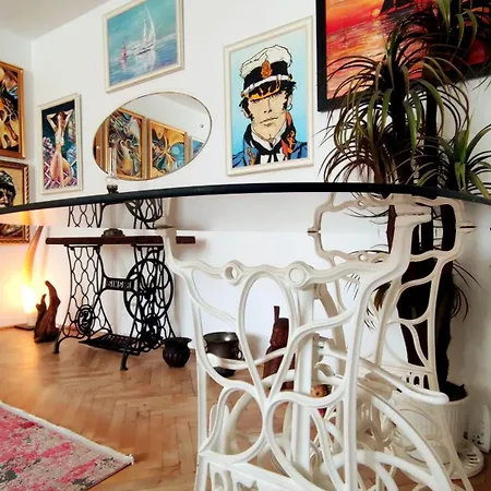 Live In An Art Gallery - Location Apartment