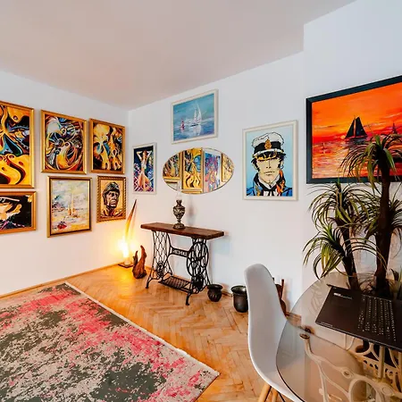 Art With Treasure Hunt, Free Parking & Self Check-in