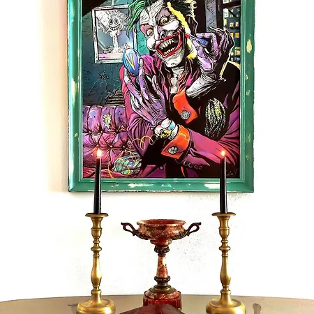 Art With Treasure Hunt, Free Parking & Self Check-in Apartment