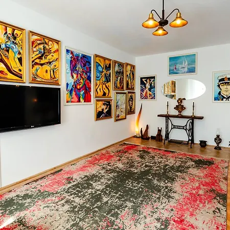 Art With Treasure Hunt, Free Parking & Self Check-in