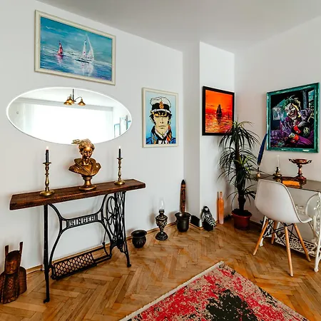 Art With Treasure Hunt, Free Parking & Self Check-in *