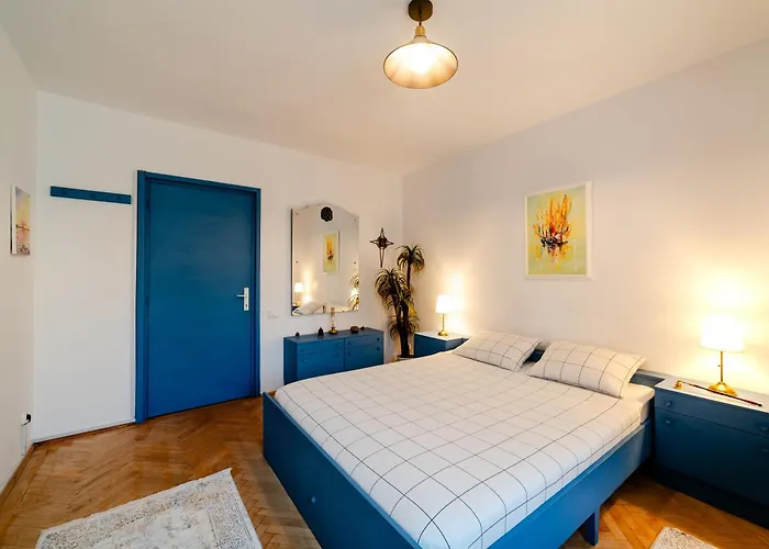 Art With Treasure Hunt, Free Parking & Self Check-in *