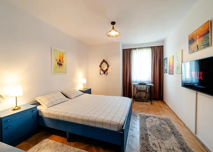 Art With Treasure Hunt, Free Parking & Self Check-in Apartment *