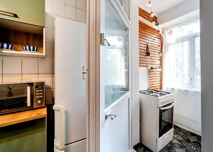 Art With Treasure Hunt, Free Parking & Self Check-in *