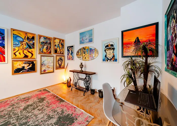 Art With Treasure Hunt, Free Parking & Self Check-in