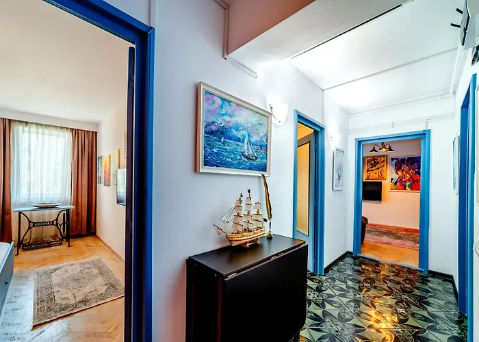 Art With Treasure Hunt, Free Parking & Self Check-in