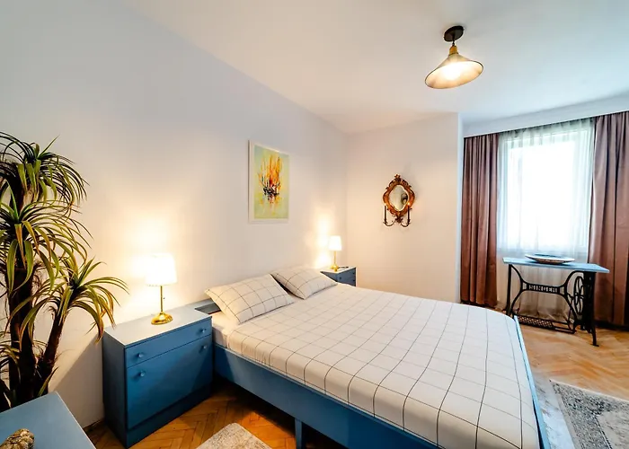 Apartment Art With Treasure Hunt, Free Parking & Self Check-in *