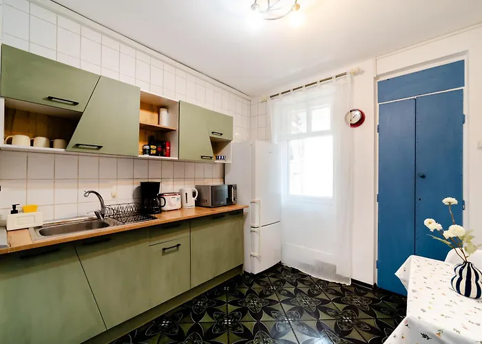 Apartman Art With Treasure Hunt, Free Parking & Self Check-in *