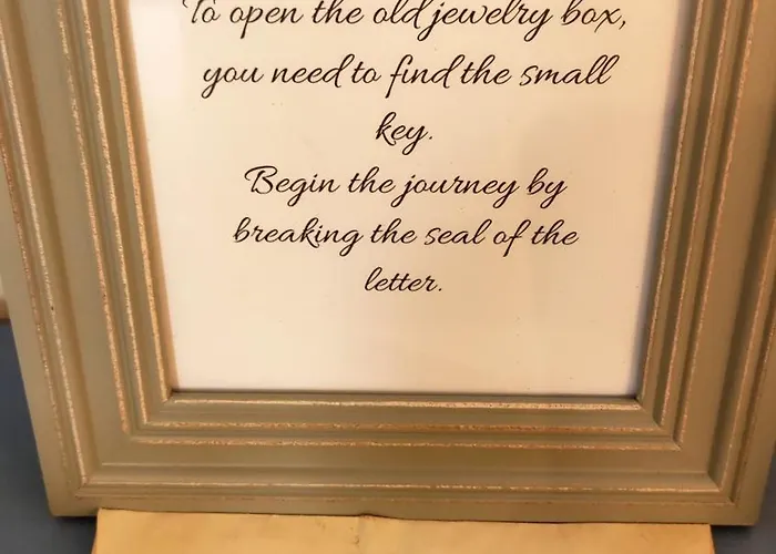 Art With Treasure Hunt, Free Parking & Self Check-in *